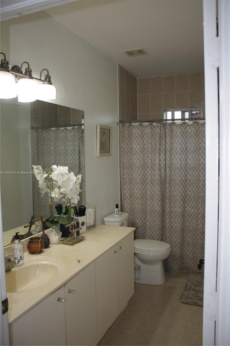 909 NE 41st Ter 909