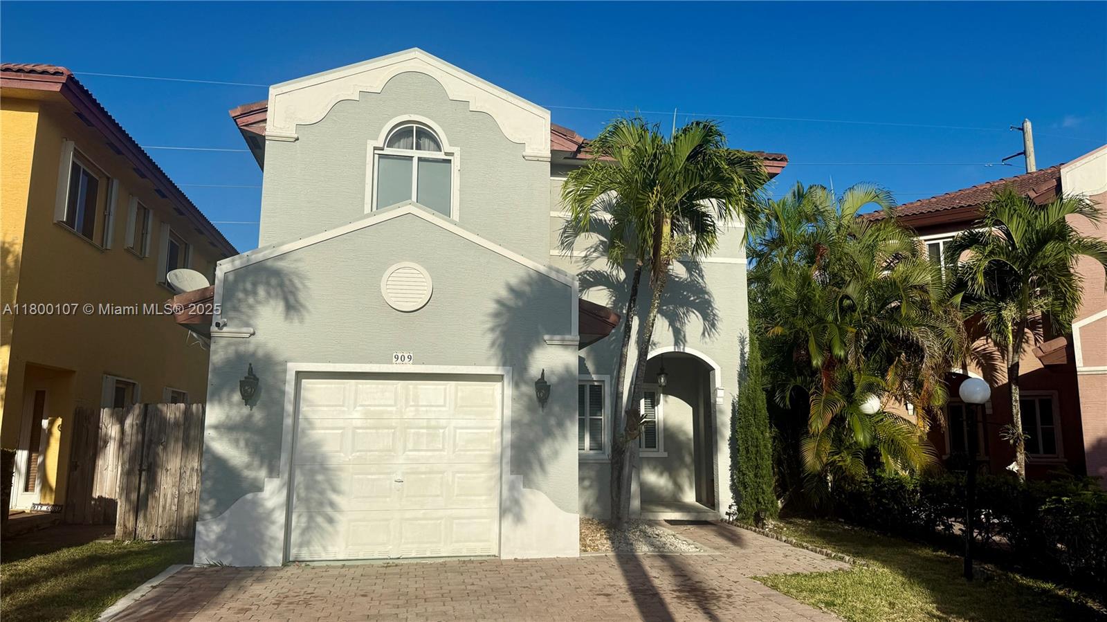 909 Ne 41st Ter 909, Homestead, Miami-Dade County, Florida - 3 Bedrooms  
2 Bathrooms - 