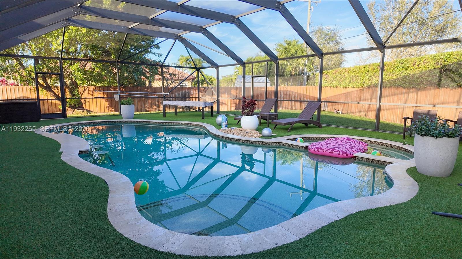 REDLAND REEF - Residential