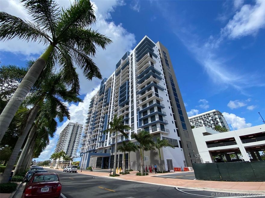 Amazing brand new 2 bed/2 bath, in the exclusive area of downtown Doral, surrounded by schools, restaurants, parks, commercial business.  Open kitchen concept, granite countertops, high end stainless steel appliances and cooktop, independent entrance to the second room. Fitness center, sauna rooms, spa, kids rooms, events ballroom, business center, 24/7 valet and concierge.