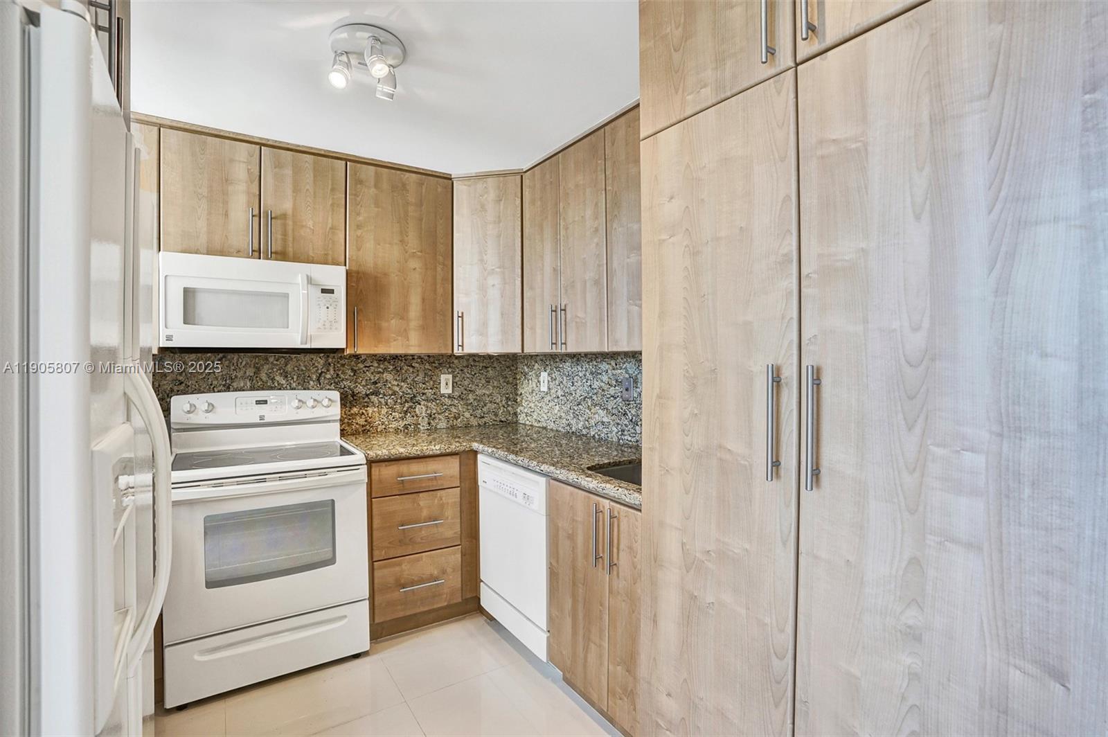 BRICKELL PLACE CONDO - Residential Lease