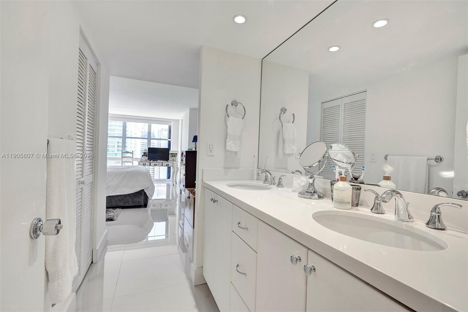 BRICKELL PLACE CONDO - Residential Lease