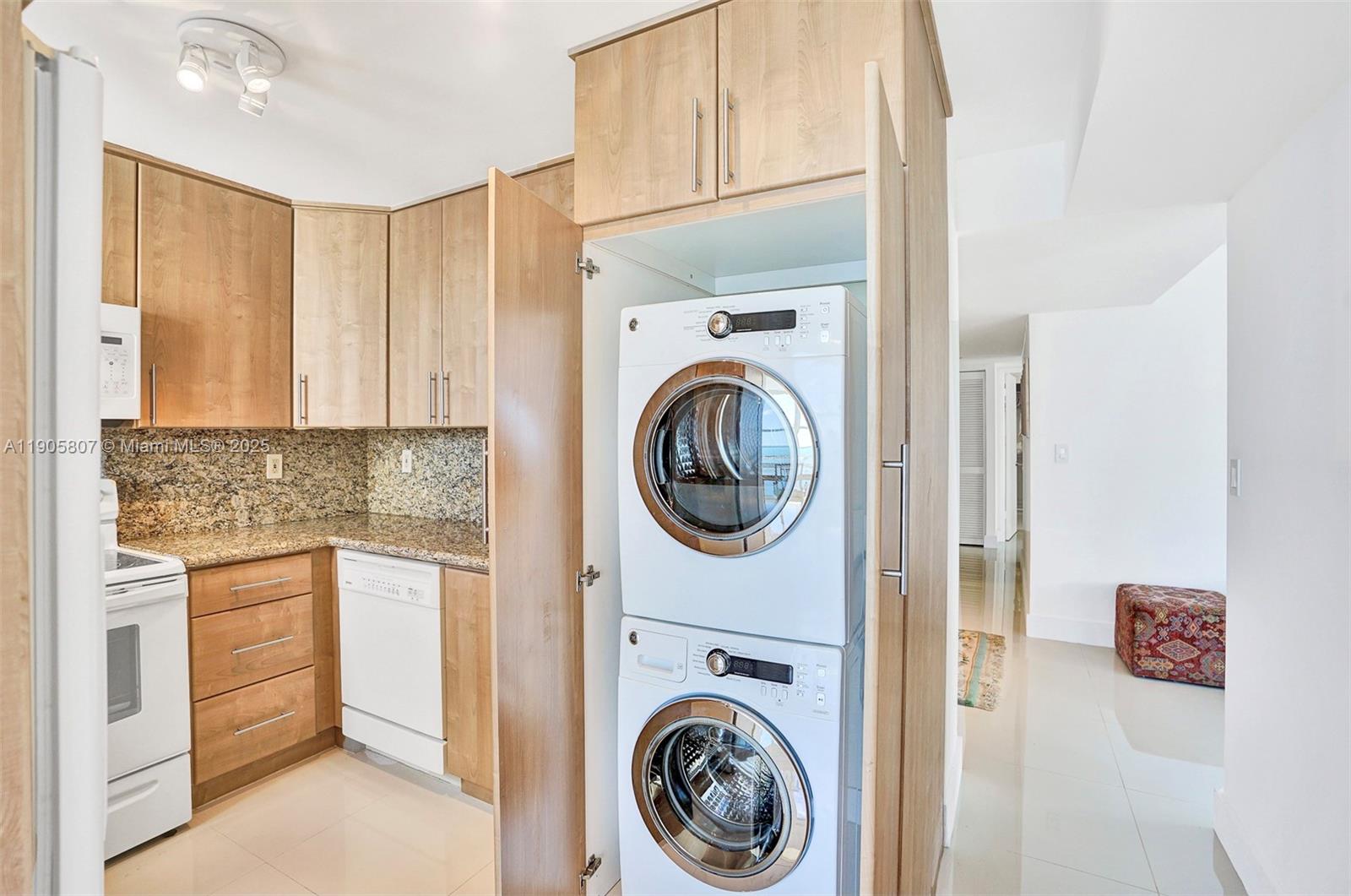 BRICKELL PLACE CONDO - Residential Lease