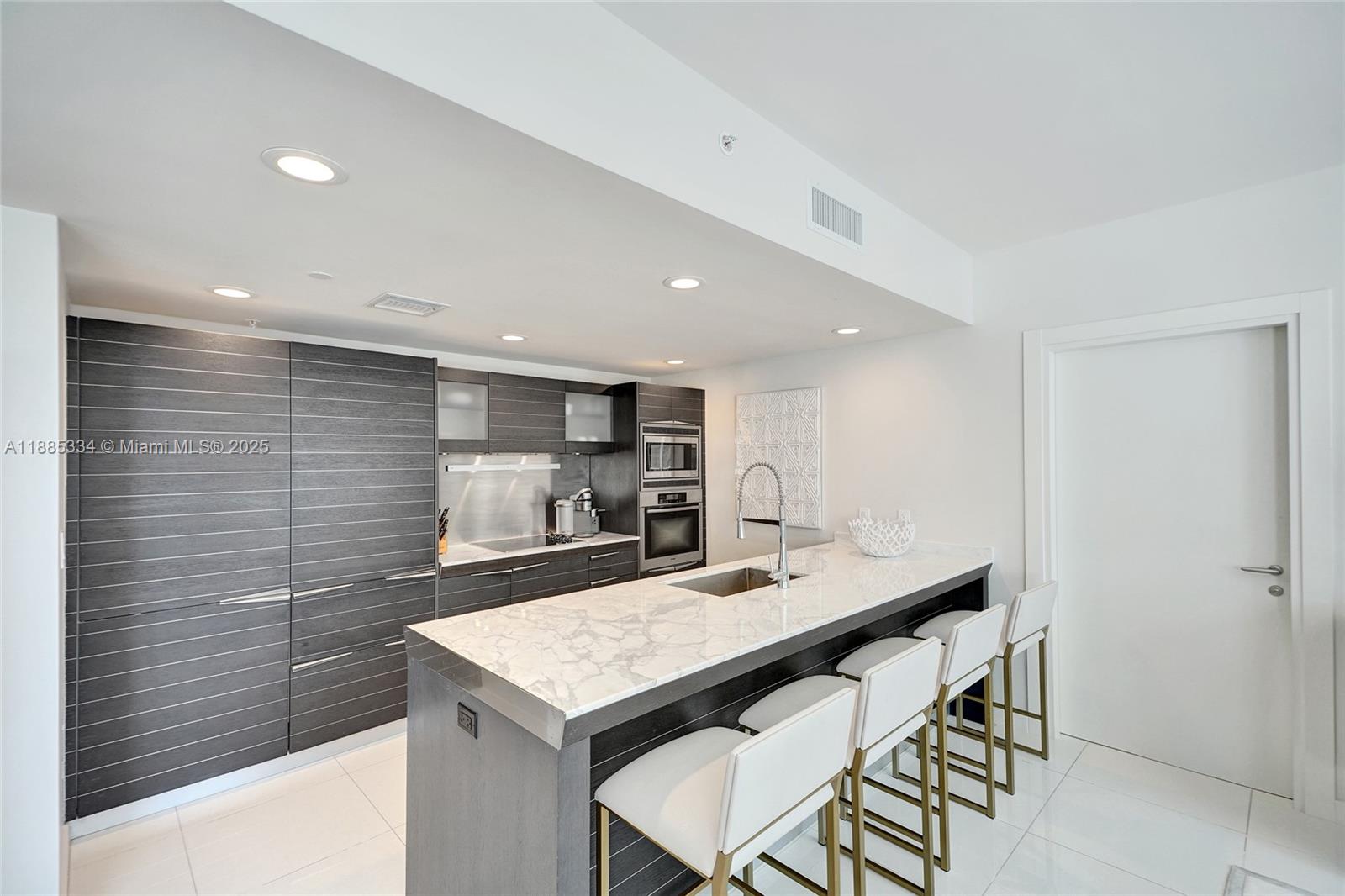 View photos, virtual tours, details... 200 Biscayne Boulevard Way 505