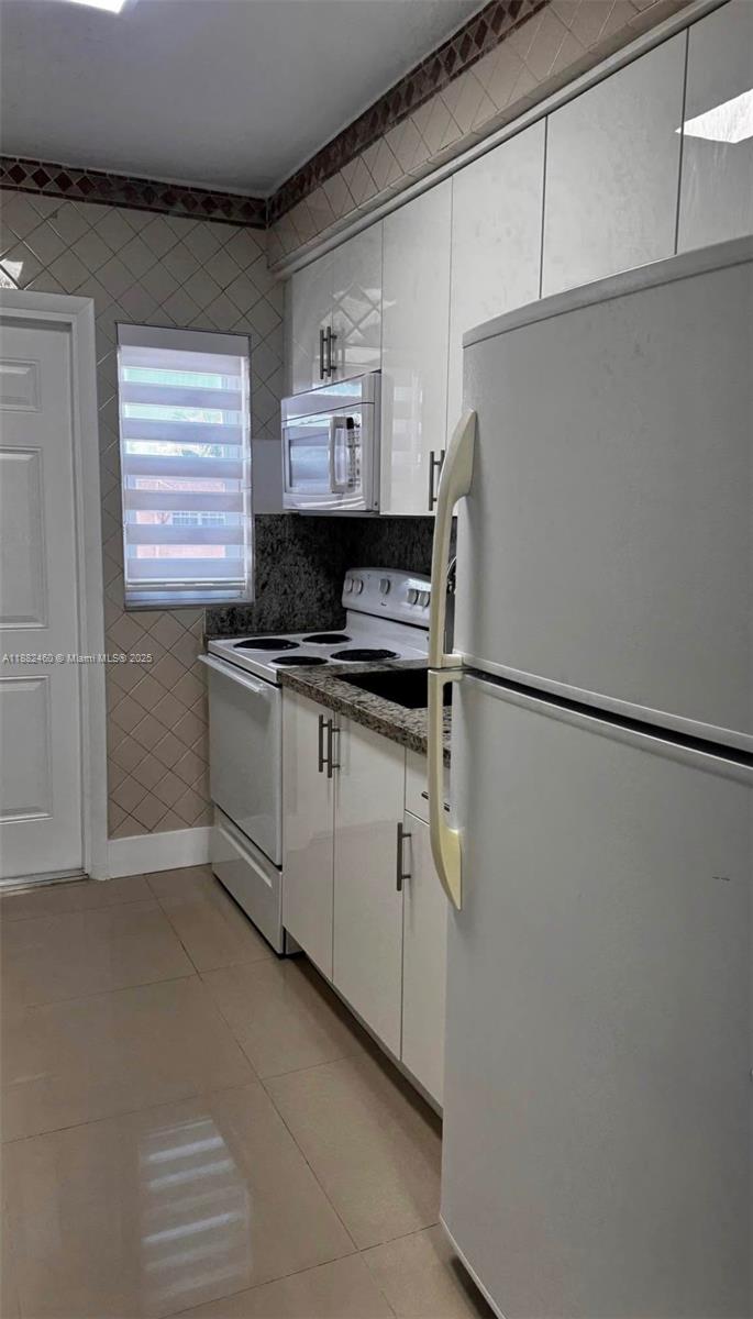 CORAL GARDENS CONDO BLDG - Residential Lease