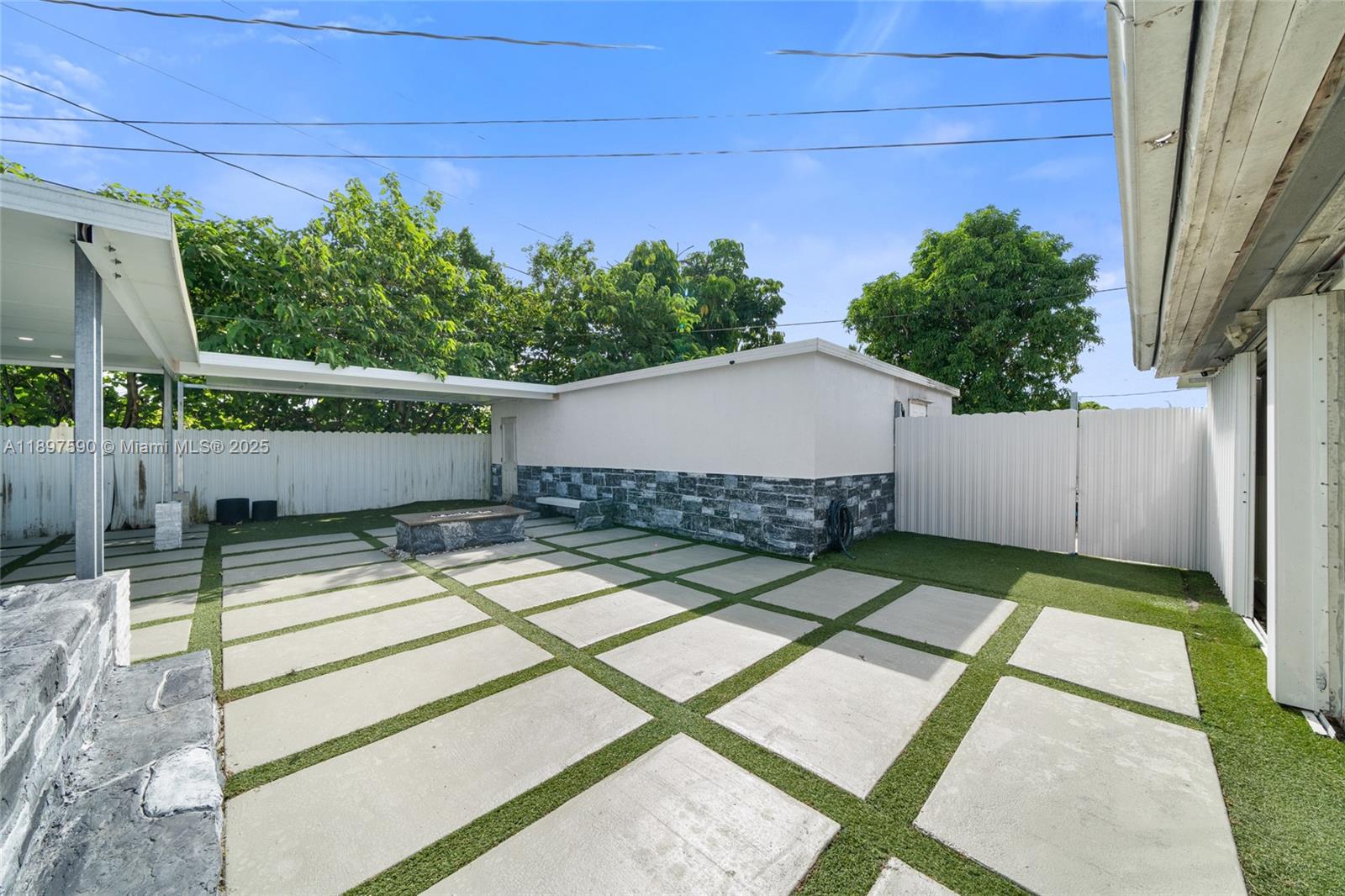 ROYAL PALM RIDGE - Residential Lease