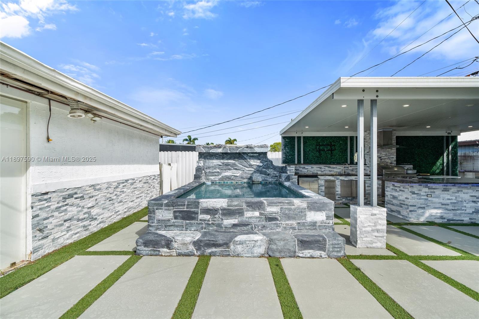 ROYAL PALM RIDGE - Residential Lease