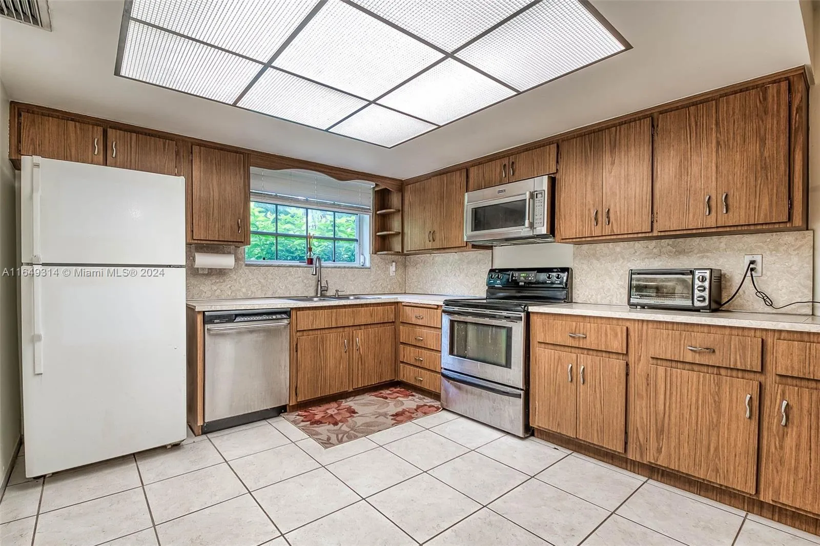 Palmetto Bay, Florida 33158, United States, 3 Bedrooms Bedrooms, ,2 BathroomsBathrooms,Residential,Pending,46342