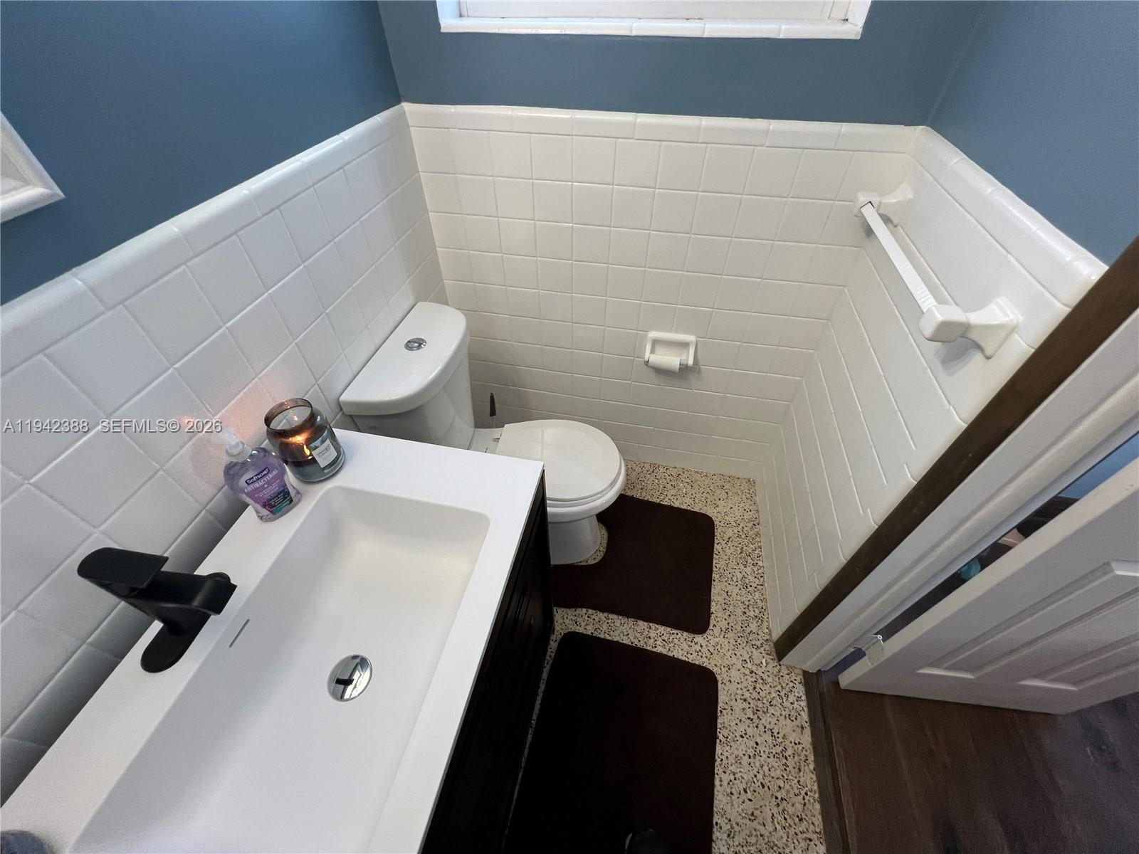 LAKEVIEW MANORS - Residential Lease