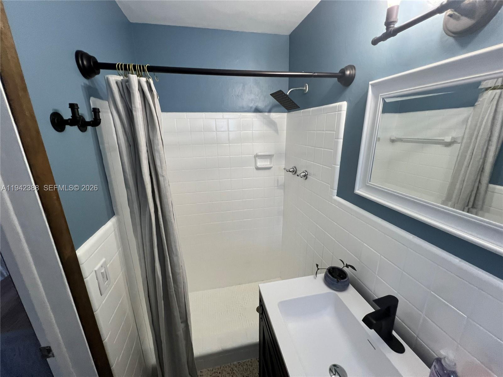 LAKEVIEW MANORS - Residential Lease