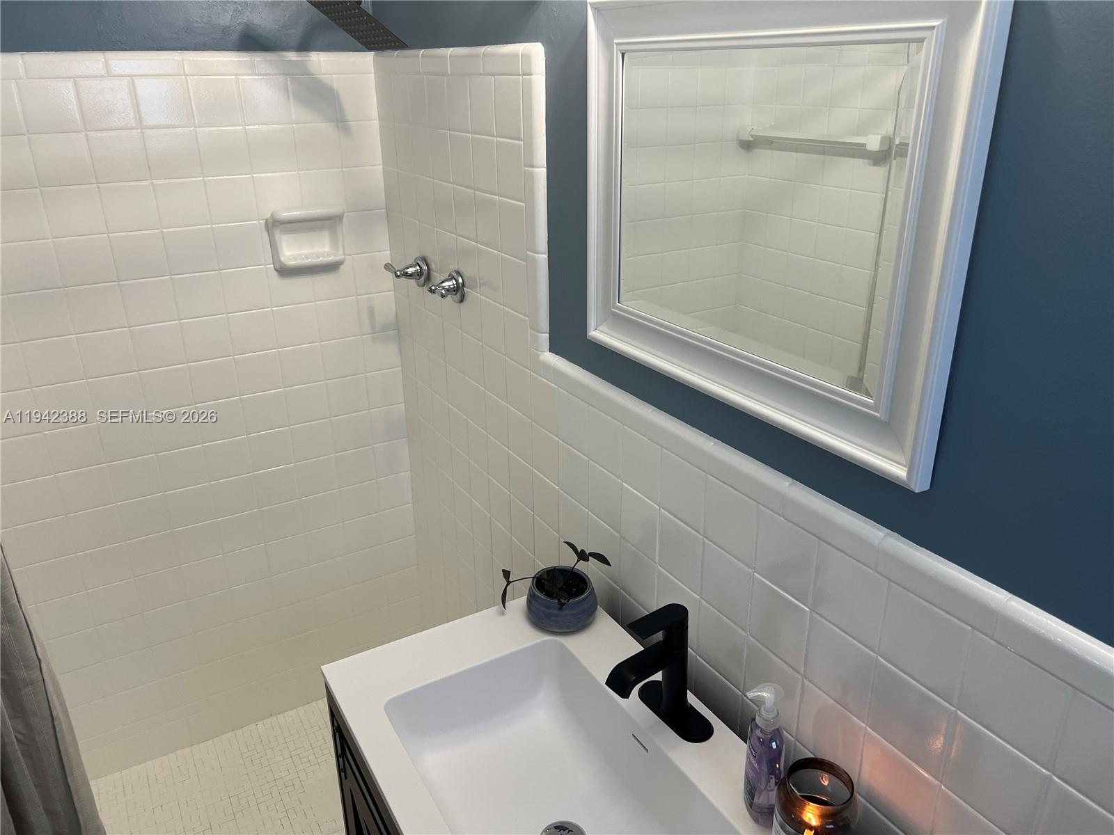 LAKEVIEW MANORS - Residential Lease