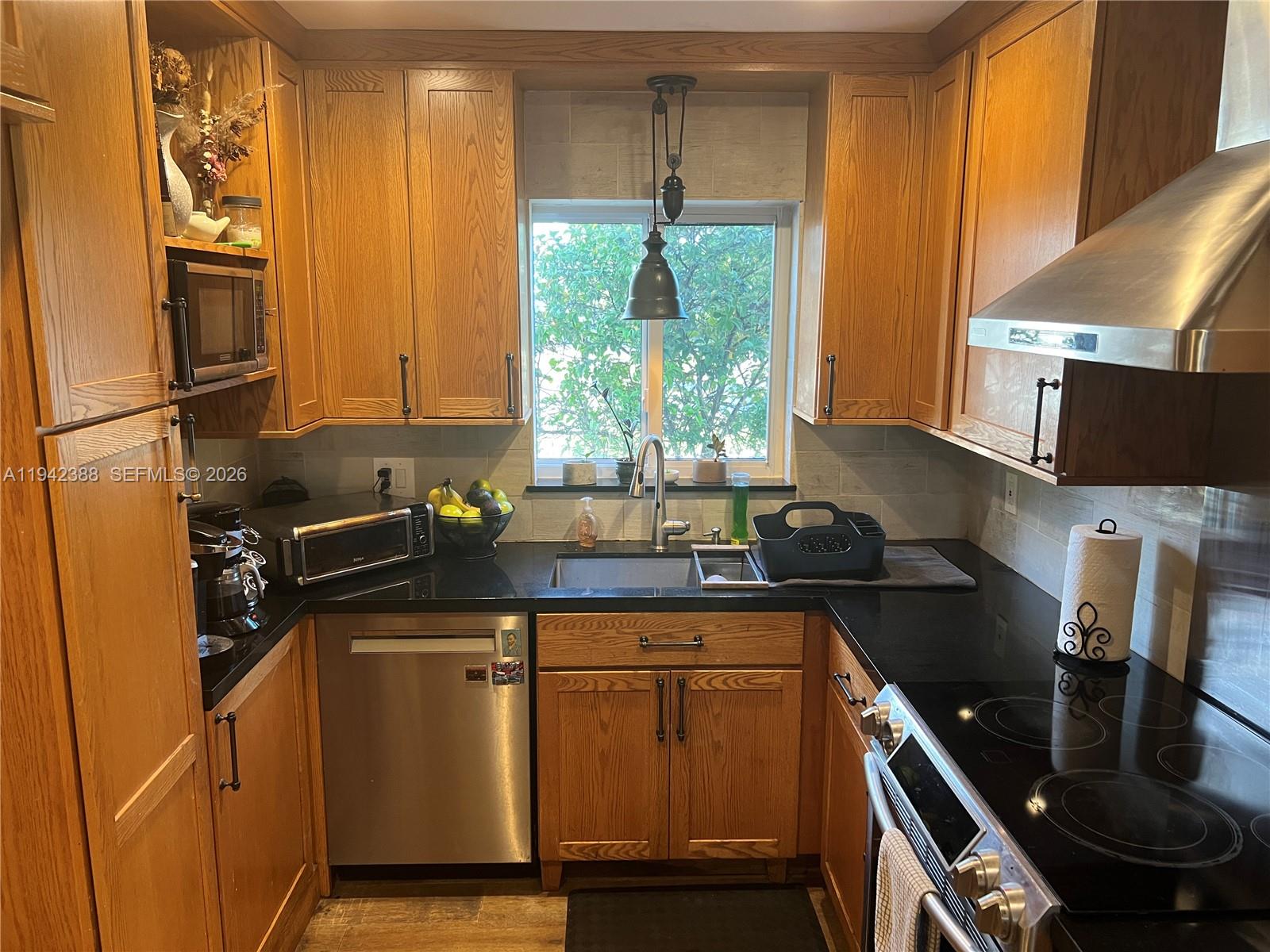 LAKEVIEW MANORS - Residential Lease