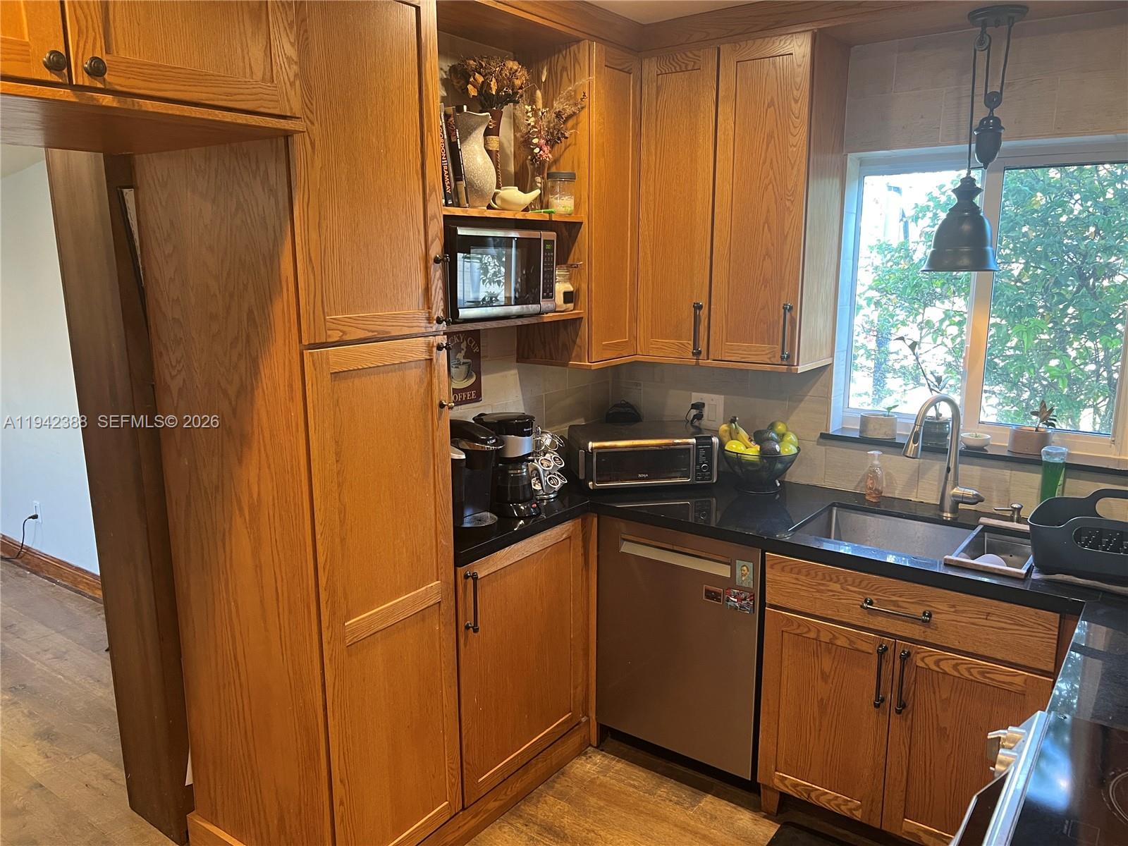 LAKEVIEW MANORS - Residential Lease