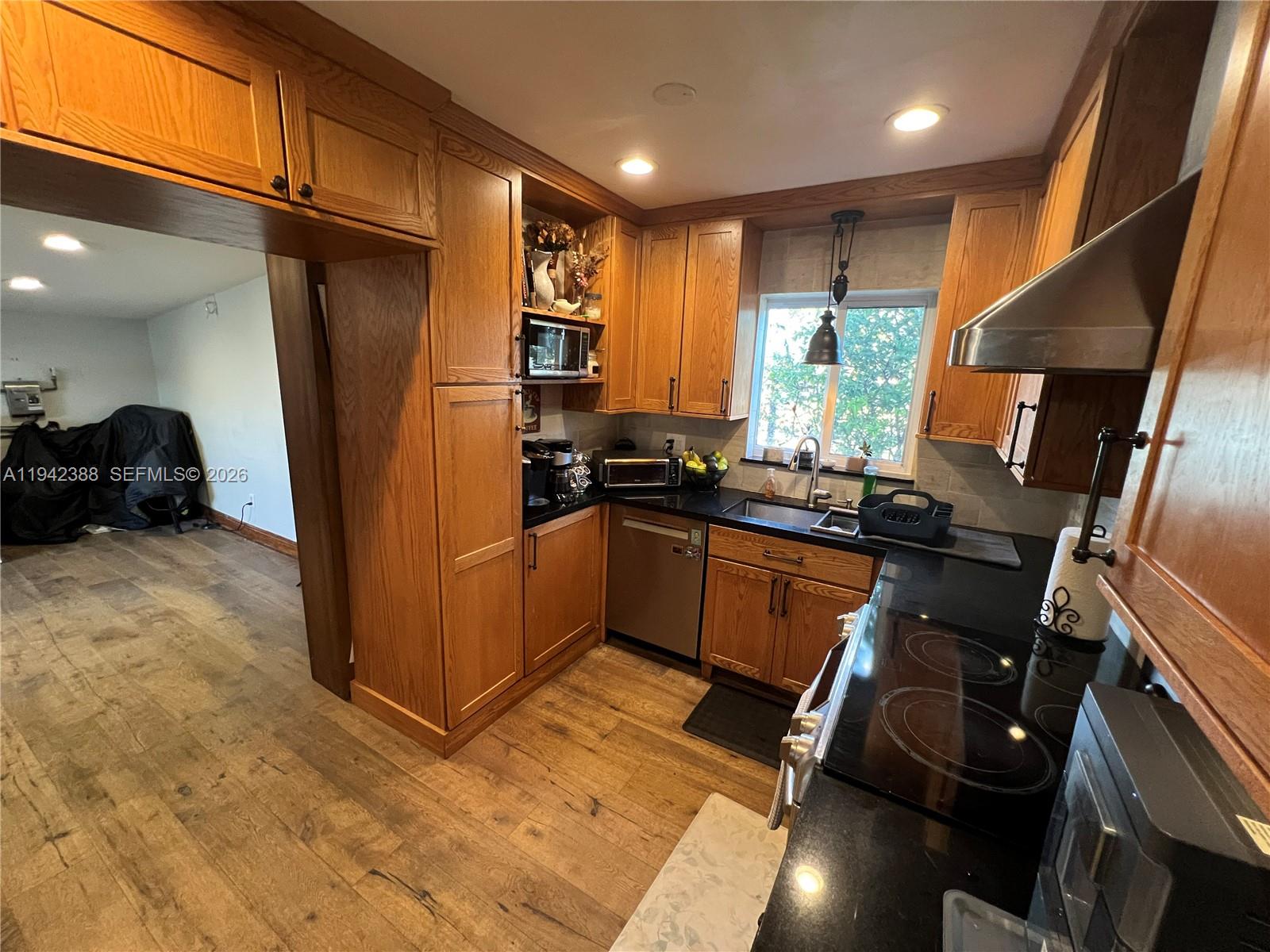 LAKEVIEW MANORS - Residential Lease