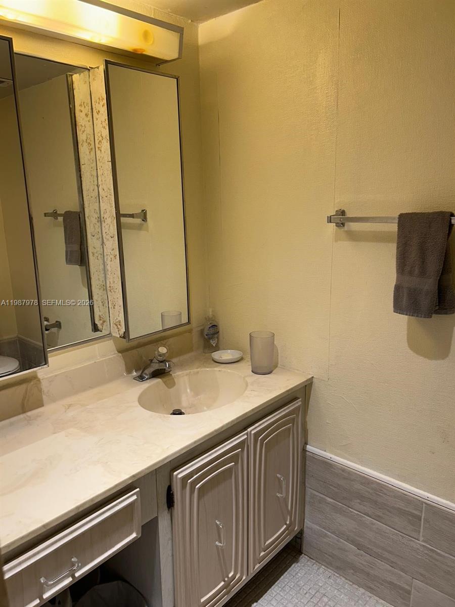 CONDOMINIUM 1 OF ENVIRON - Residential Lease