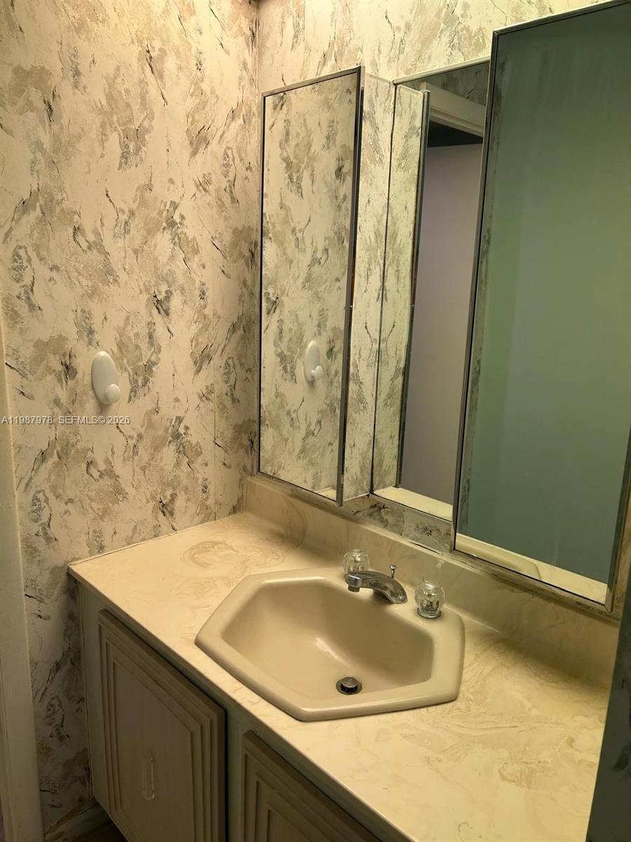 CONDOMINIUM 1 OF ENVIRON - Residential Lease