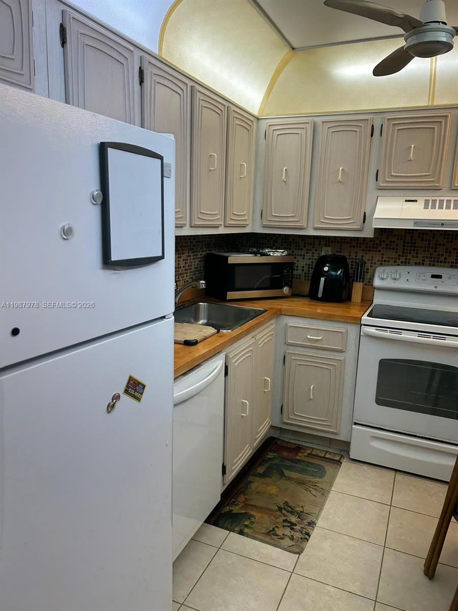 CONDOMINIUM 1 OF ENVIRON - Residential Lease