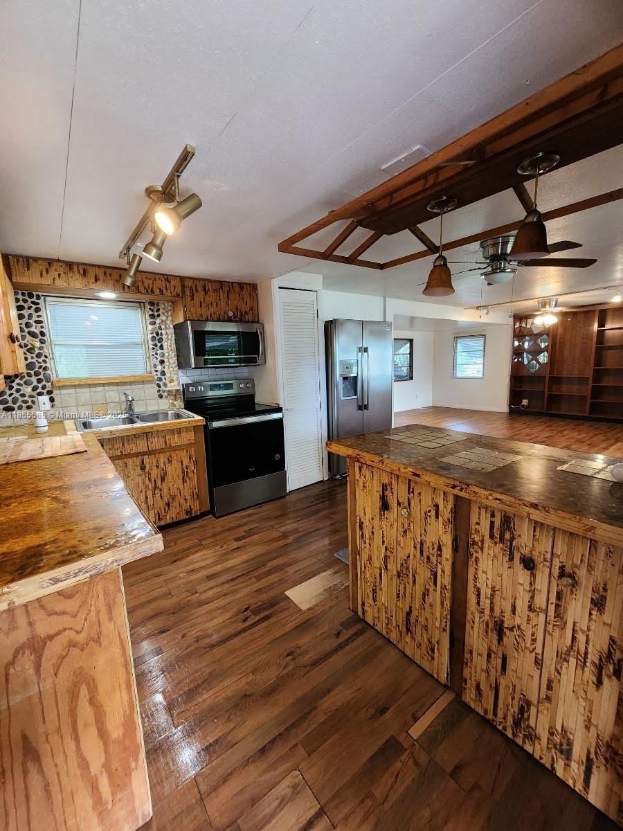 SANDALFOOT COVE SEC 1 - Residential Lease