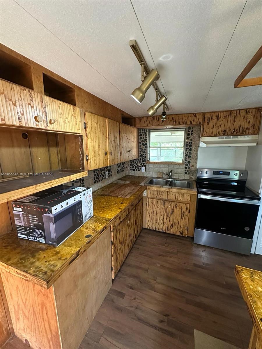 SANDALFOOT COVE SEC 1 - Residential Lease