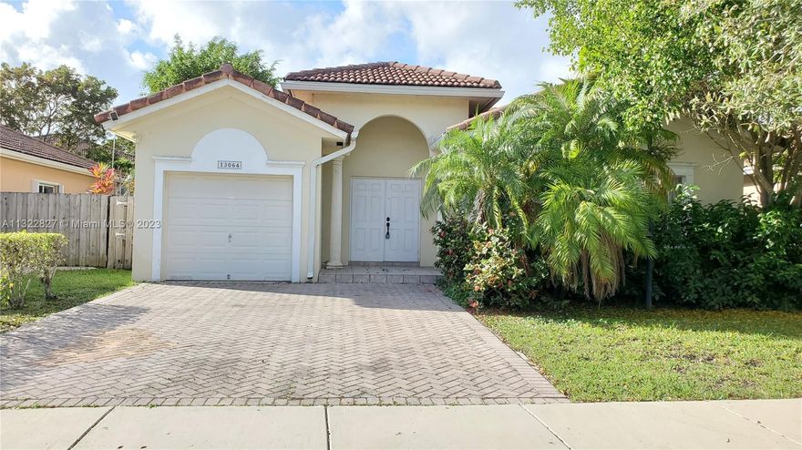 Single home 3 bed/2 bath, Huge Patio, excelent location at Venezia Lakes (Three Lakes Kendall). Live in a exclusive area at Kendall, perfect for any family size. Enjoy the access to the Lake Dock, Tennis court, voleiball, Gym, Playchild, Party room and much more. Quiet and secure neihborhood. Close to Turnpike, many restaurants and Walmart, Publix,Miami Dade College Kendall Campus, Zoo Miami, etc. Great schools!