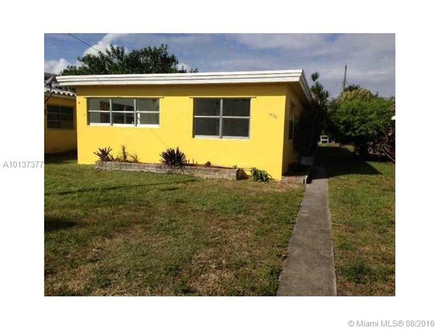 ON LOCKBOX 5917 BEAUTIFUL, COZY 1/1 WITH TILED FLOORS THROUGHOUT. RECENTLY REMODELED WITH NEW KITCHEN AND BATH . HUGE MASTER BEDROOM WITH PLENTY OF CLOSET SPACE . LARGE LIVING ROOM. LOTS OF WINDOWS BRINGS IN NATURAL LIGHT. NEWER CENTRAL A/C. CLOSE TO YOUNG CIRCLE AND DOWN TOWN HOLLYWOOD. MOVE IN TODAY.