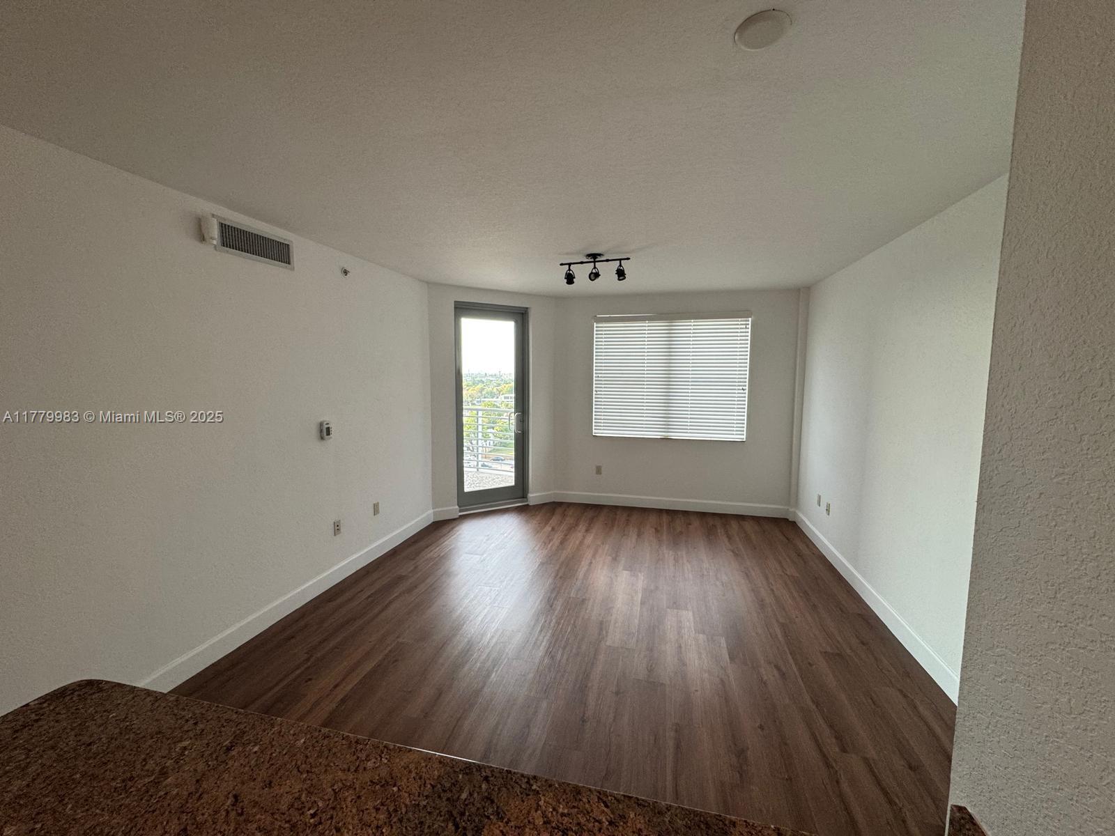 RADIUS CONDO - Residential