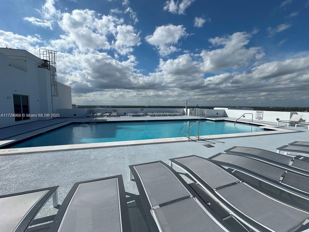 RADIUS CONDO - Residential