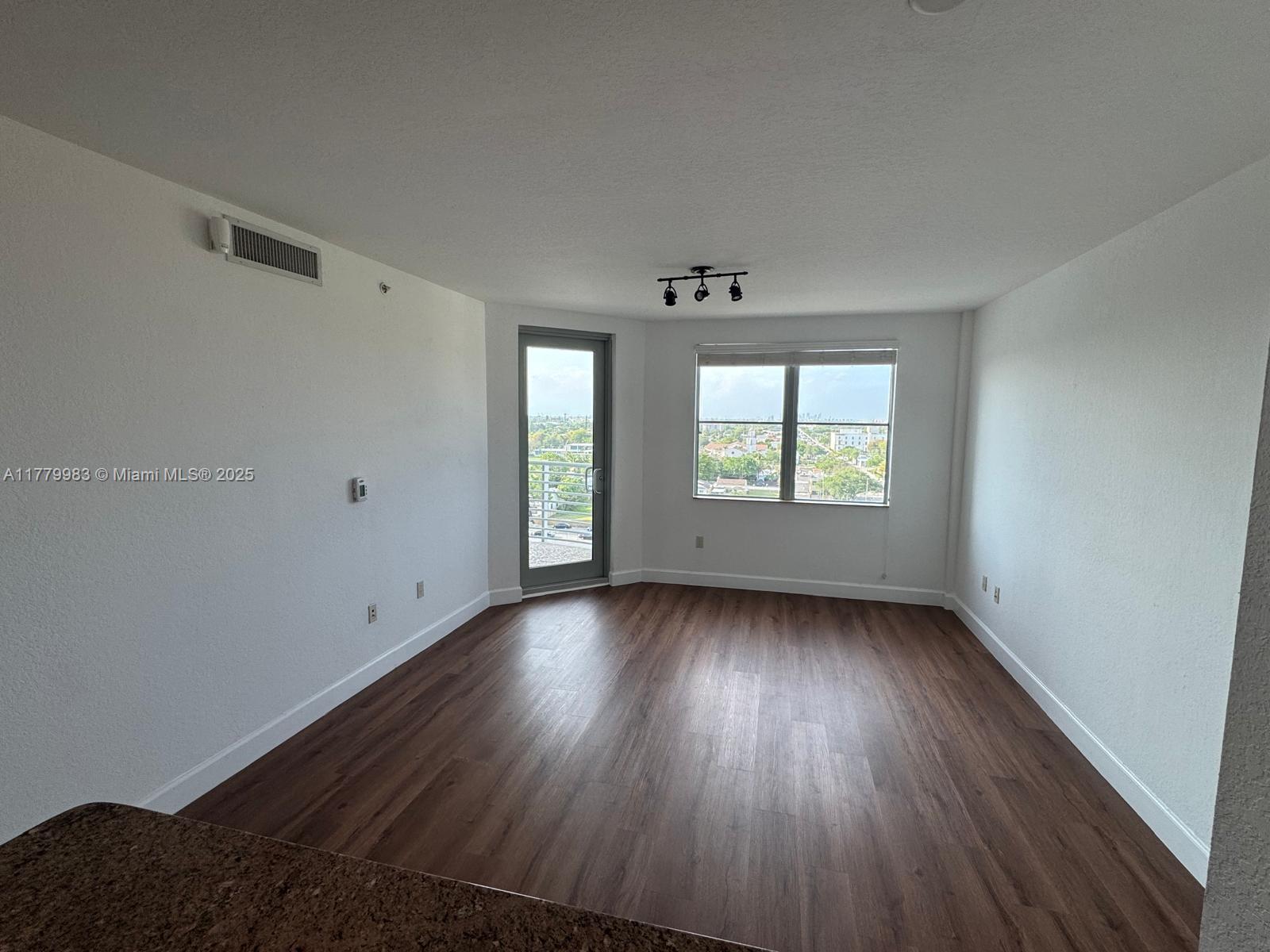 RADIUS CONDO - Residential