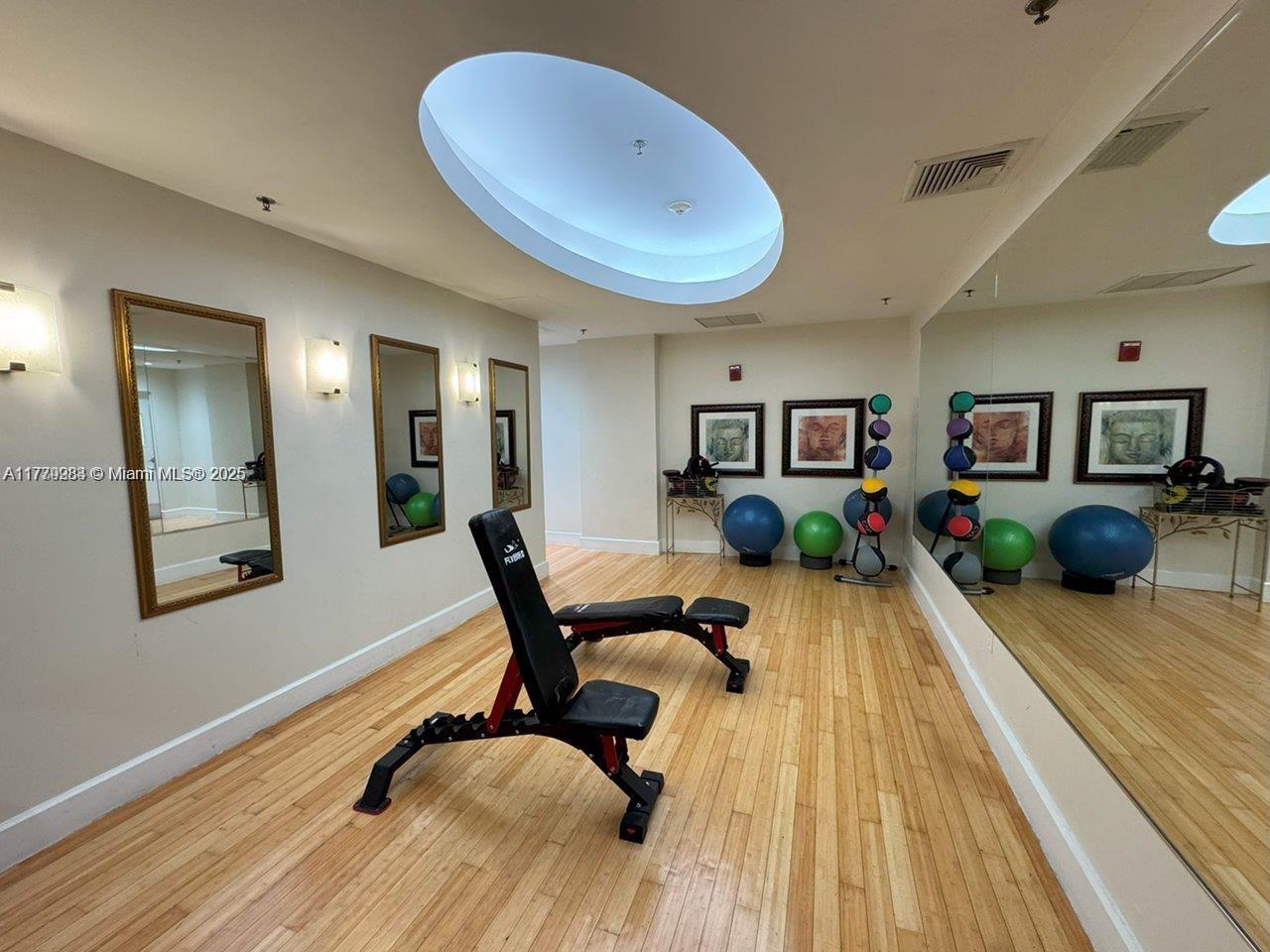 RADIUS CONDO - Residential