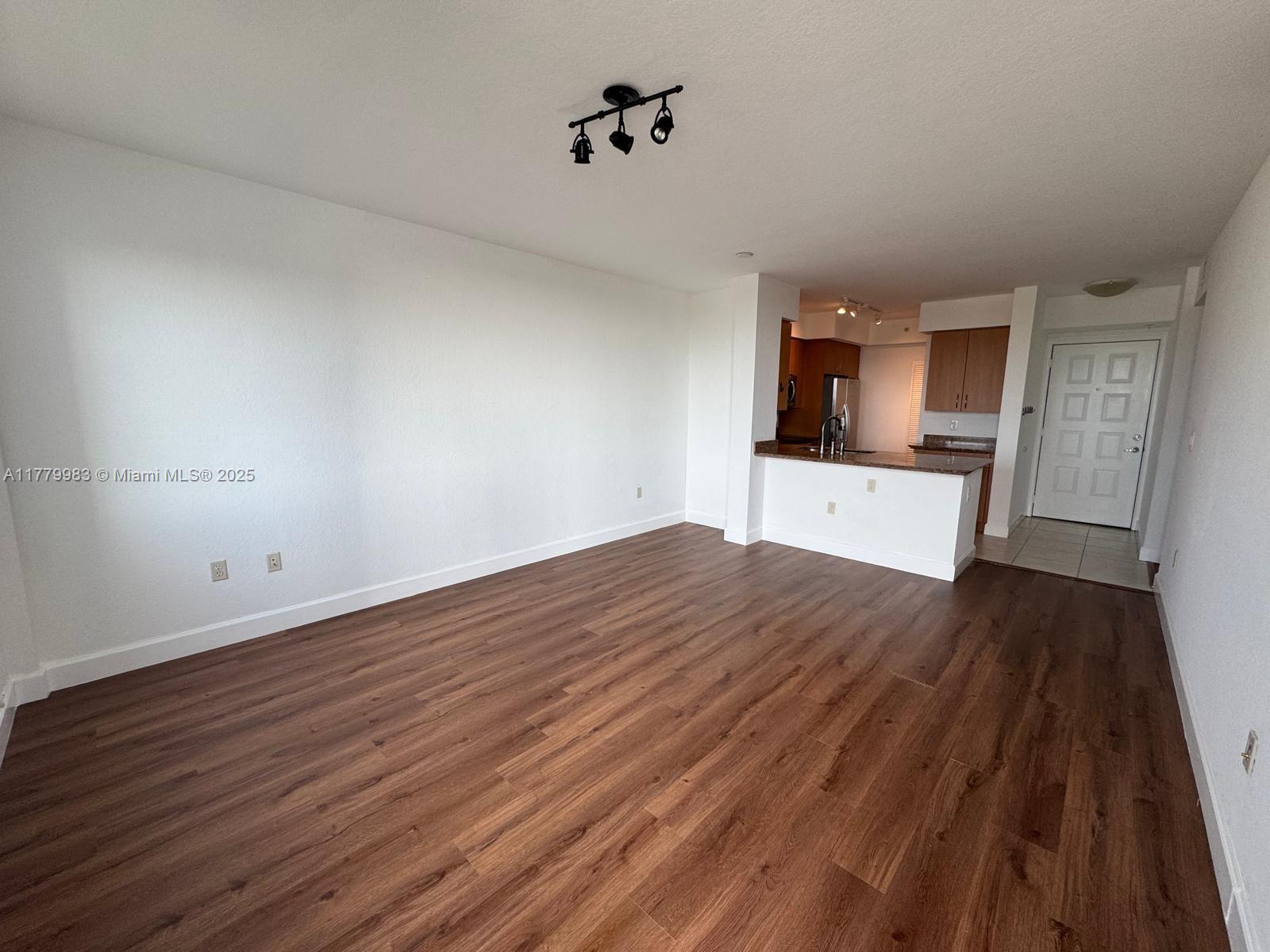 RADIUS CONDO - Residential