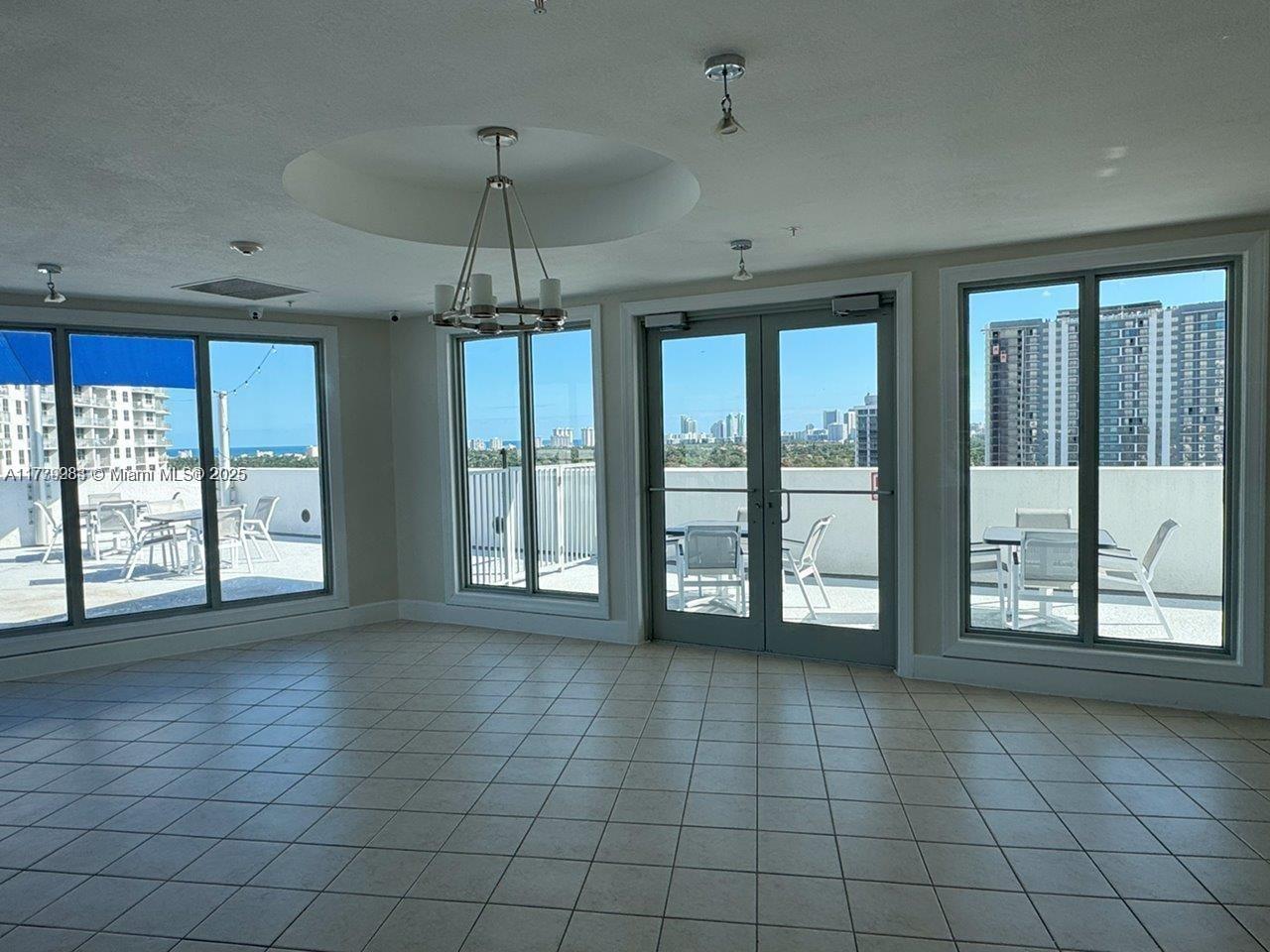 RADIUS CONDO - Residential