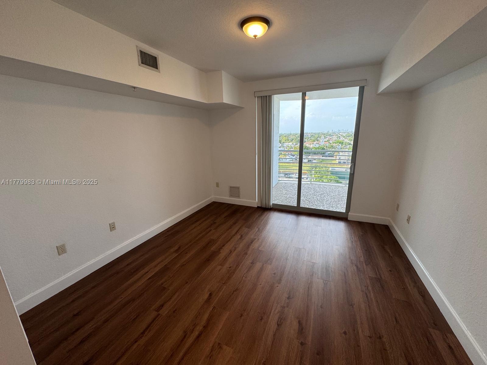 RADIUS CONDO - Residential