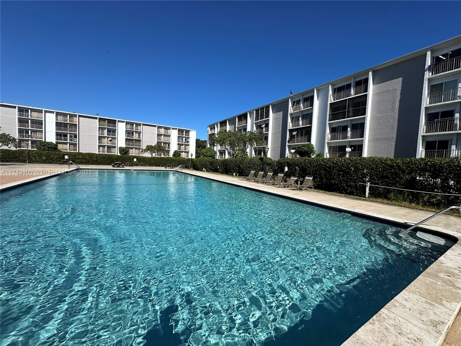 LAKESHORE AT UNIVERSITY P - Residential