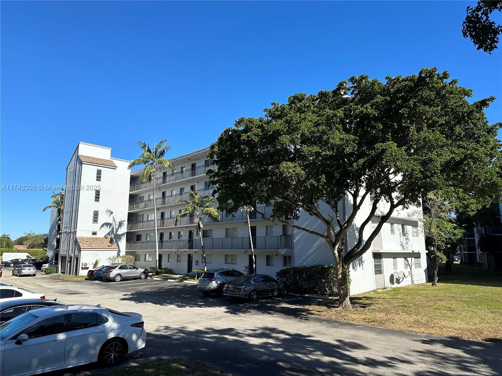 LAKESHORE AT UNIVERSITY P - Residential