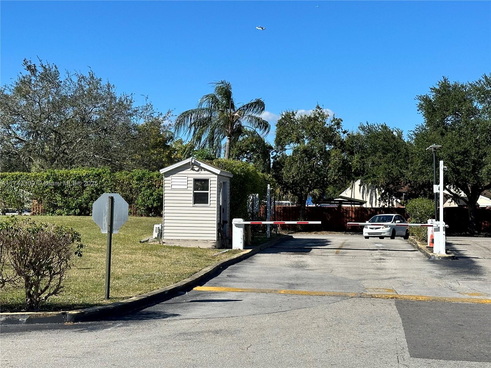 LAKESHORE AT UNIVERSITY P - Residential