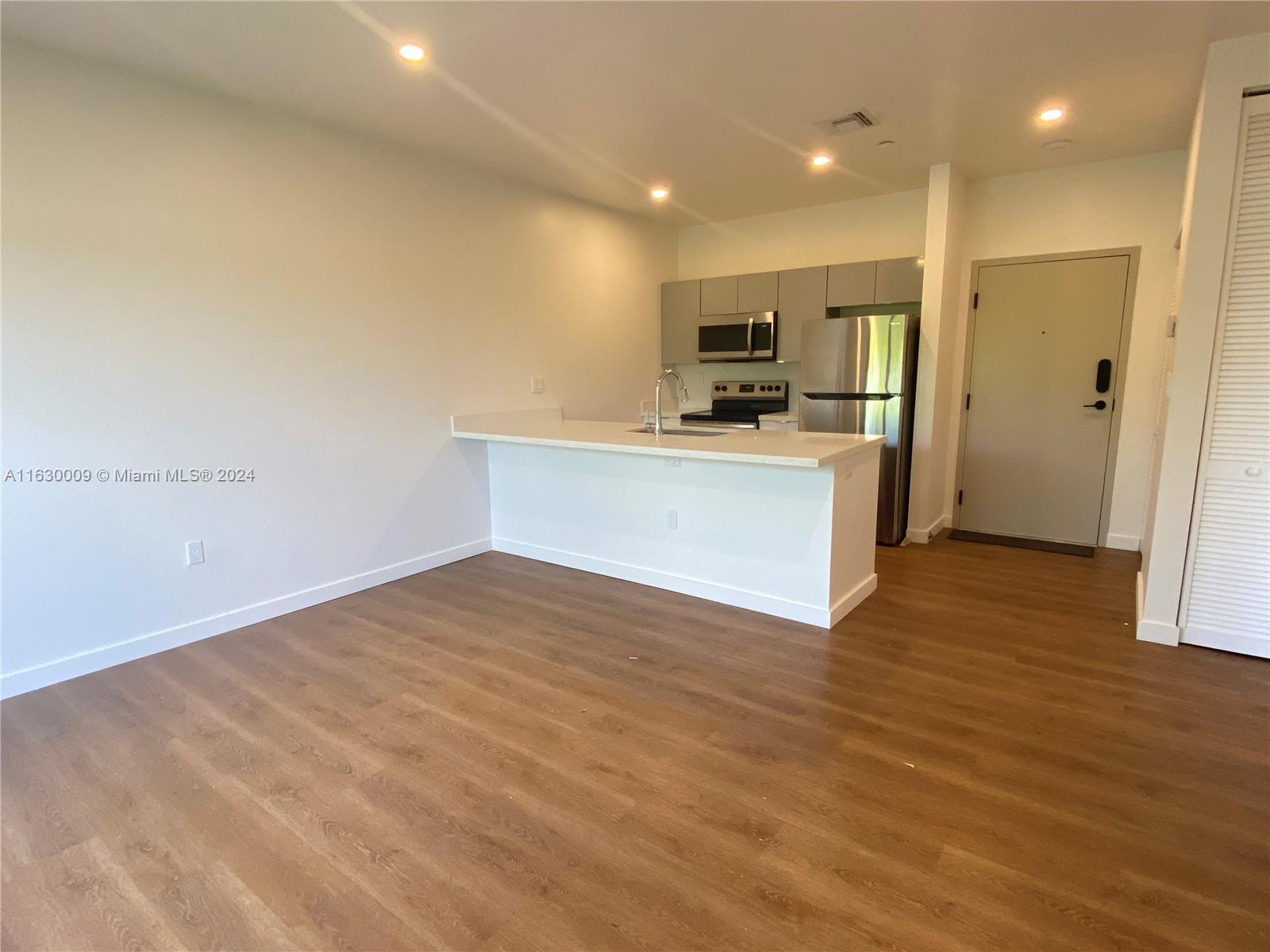 HOLLYWOOD VIEW - Residential Lease
