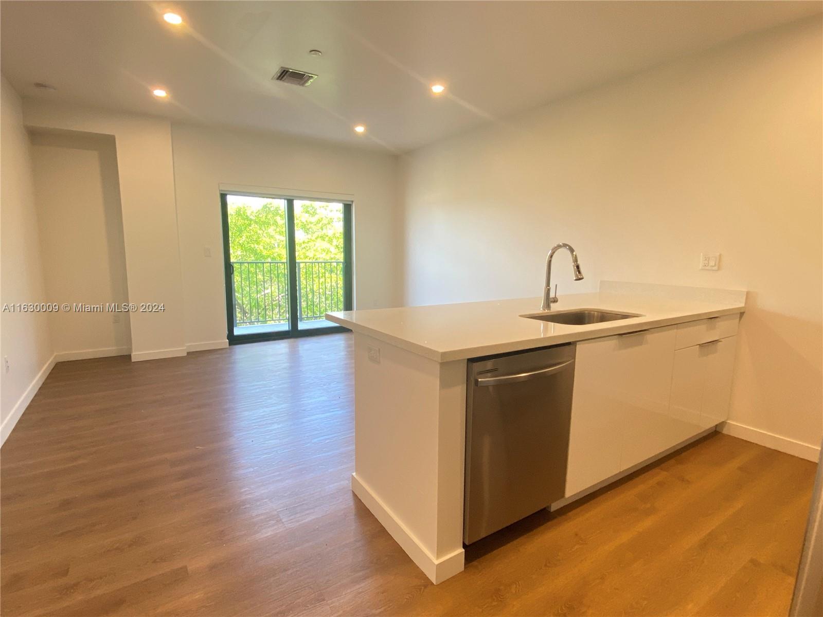 HOLLYWOOD VIEW - Residential Lease