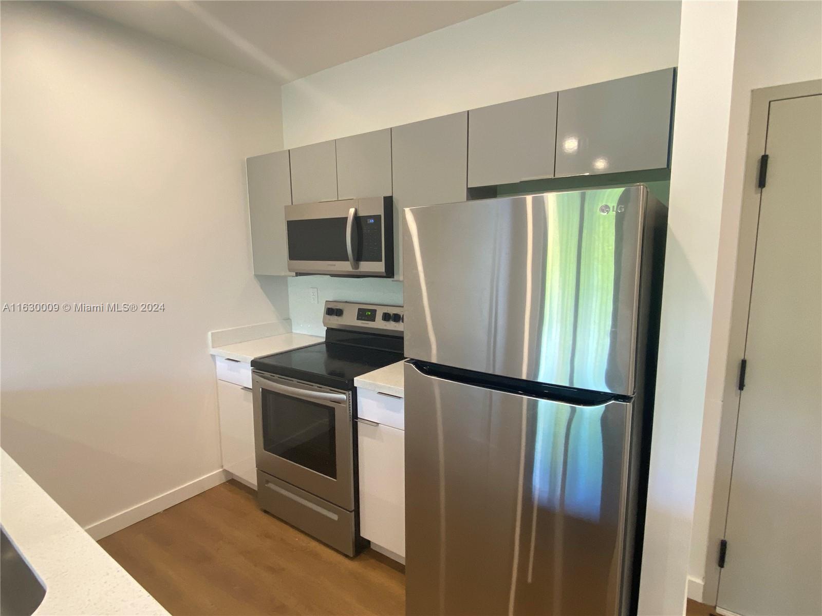 HOLLYWOOD VIEW - Residential Lease