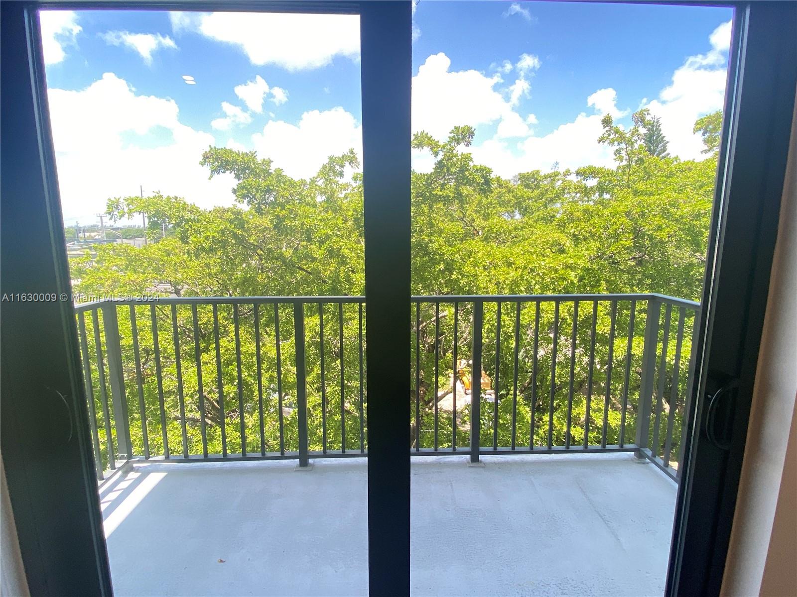 HOLLYWOOD VIEW - Residential Lease