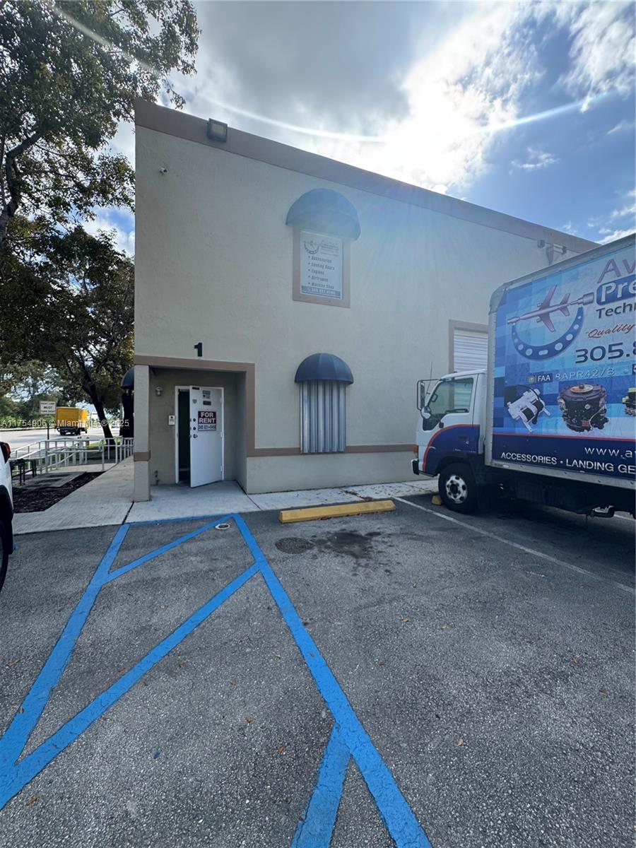 Commercial Warehouse corner unit available in Hialeah Gardens, offering 1,575 sq.ft. of versatile space with full air conditioning and 3-phase power to support various business operations. Key Features: Total Space: 1,575 sqft.
Ceiling Height: 20 ft. Office Space Included Full Air Conditioning throughout 3-Phase Power for heavy-duty equipment 3 Dedicated Parking Spaces; Conveniently located with easy access to major highways and business hubs.