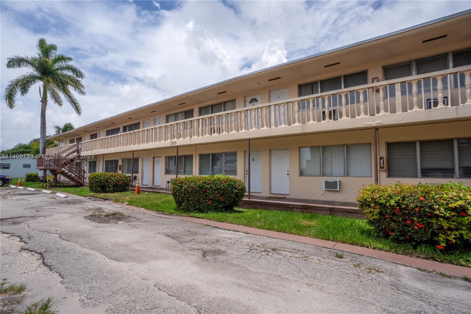 Excellent opportunity for investors...Nice 1 bed/1Bath apartment. Very well located in good conditions, Recently painted with tile floors, and large closets. CASH ONLY!!! Call today!!!!