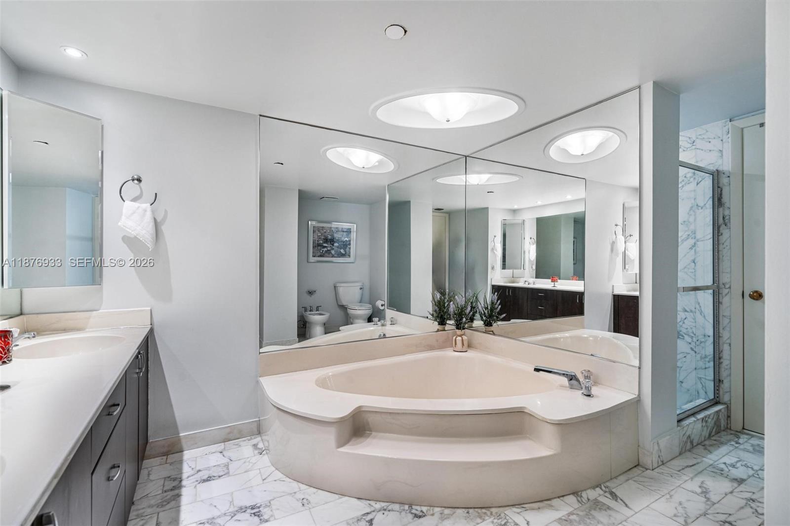 TOWERS OF QUAYSIDE CONDO - Residential