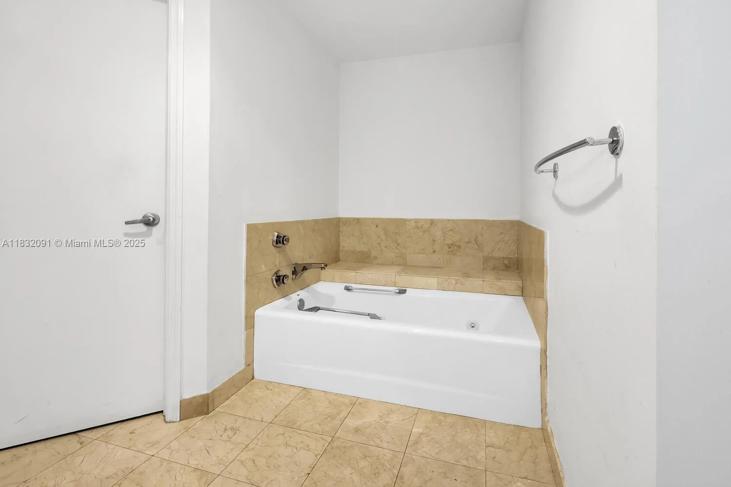 Miami, Florida 33131, United States, 3 Bedrooms Bedrooms, ,3 BathroomsBathrooms,Residential,Active,162564