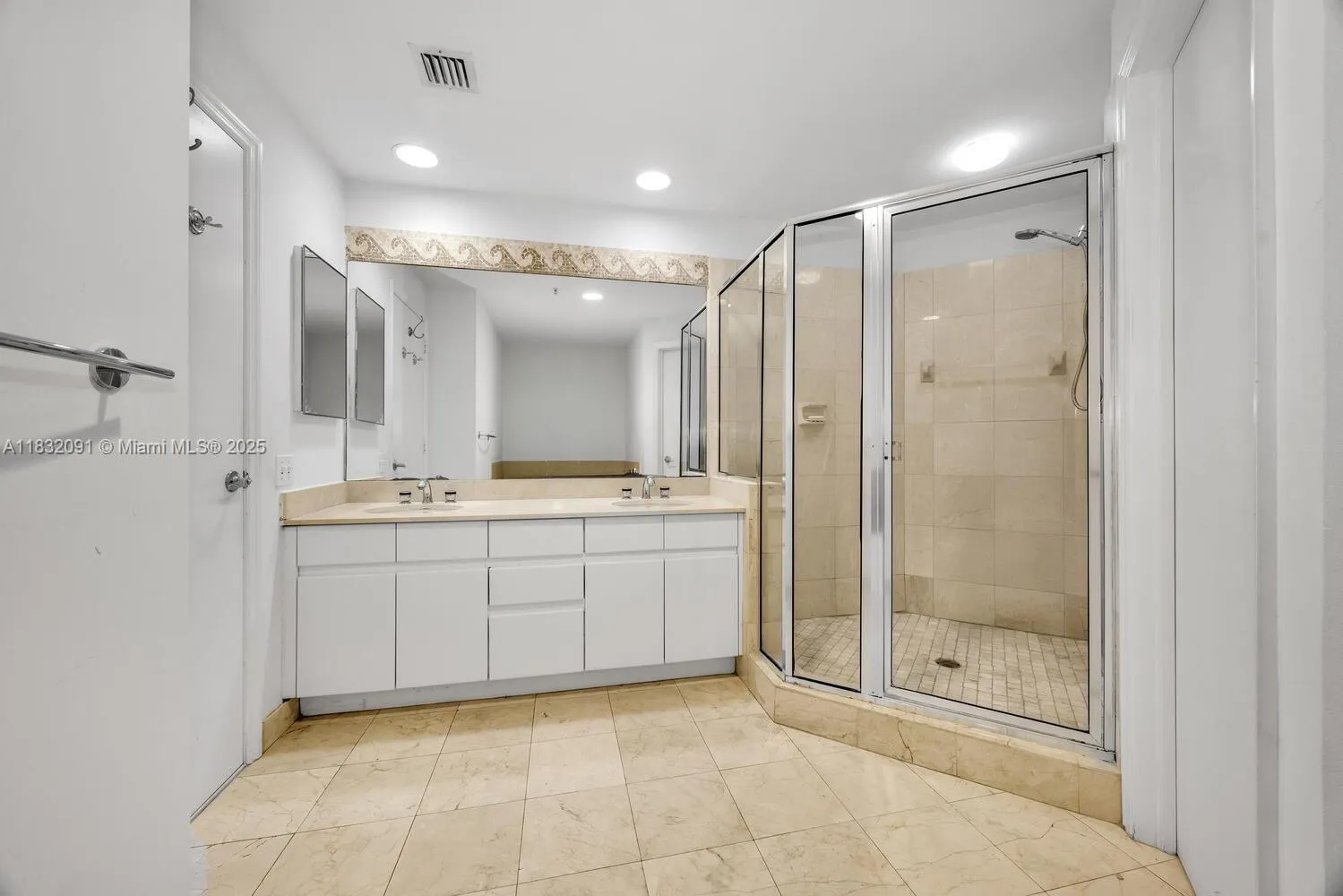 Miami, Florida 33131, United States, 3 Bedrooms Bedrooms, ,3 BathroomsBathrooms,Residential,Active,162564