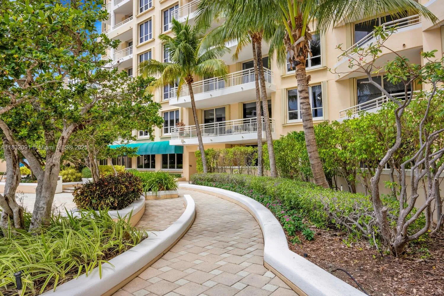 Miami, Florida 33131, United States, 3 Bedrooms Bedrooms, ,3 BathroomsBathrooms,Residential,Active,162564