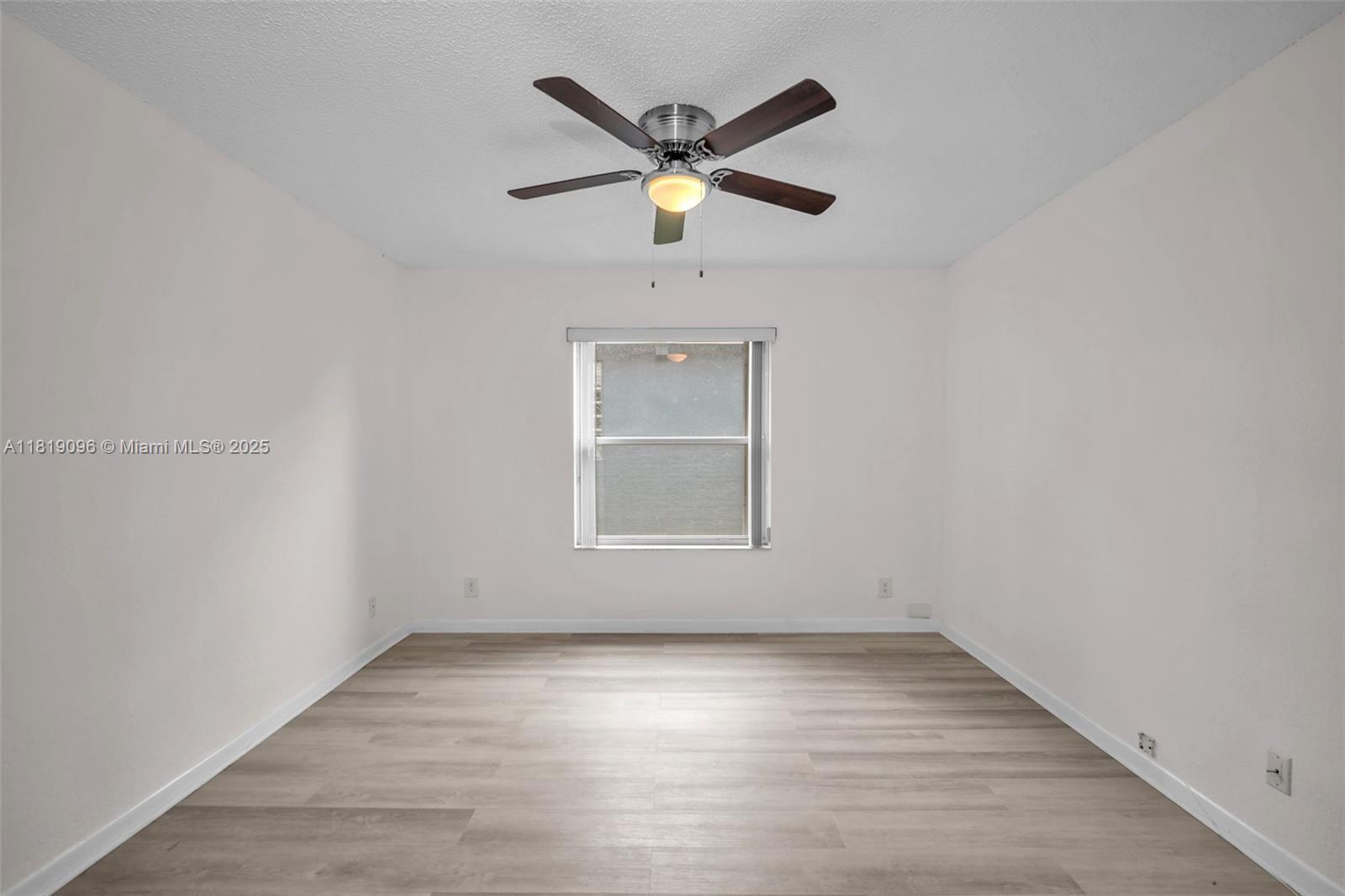 HOLLYWOOD LAKES COUNTRY C - Residential