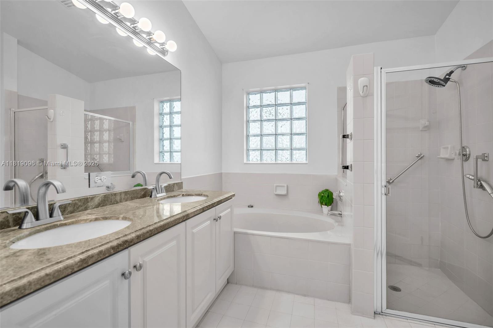 HOLLYWOOD LAKES COUNTRY C - Residential