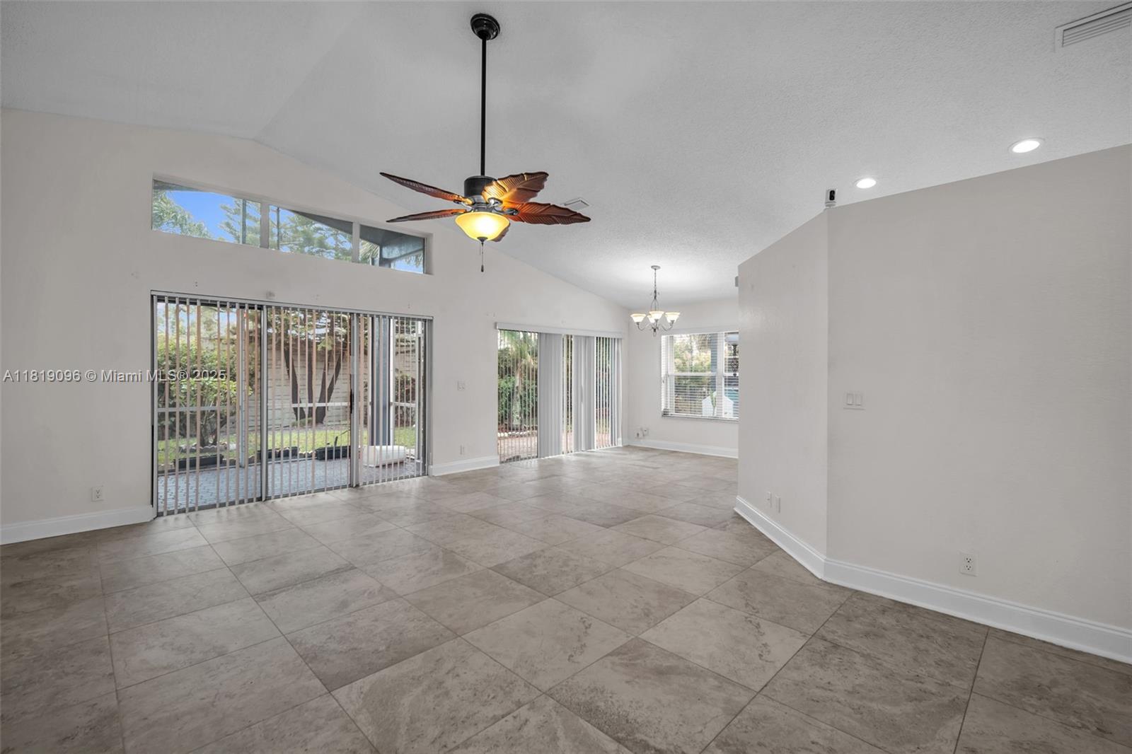 HOLLYWOOD LAKES COUNTRY C - Residential