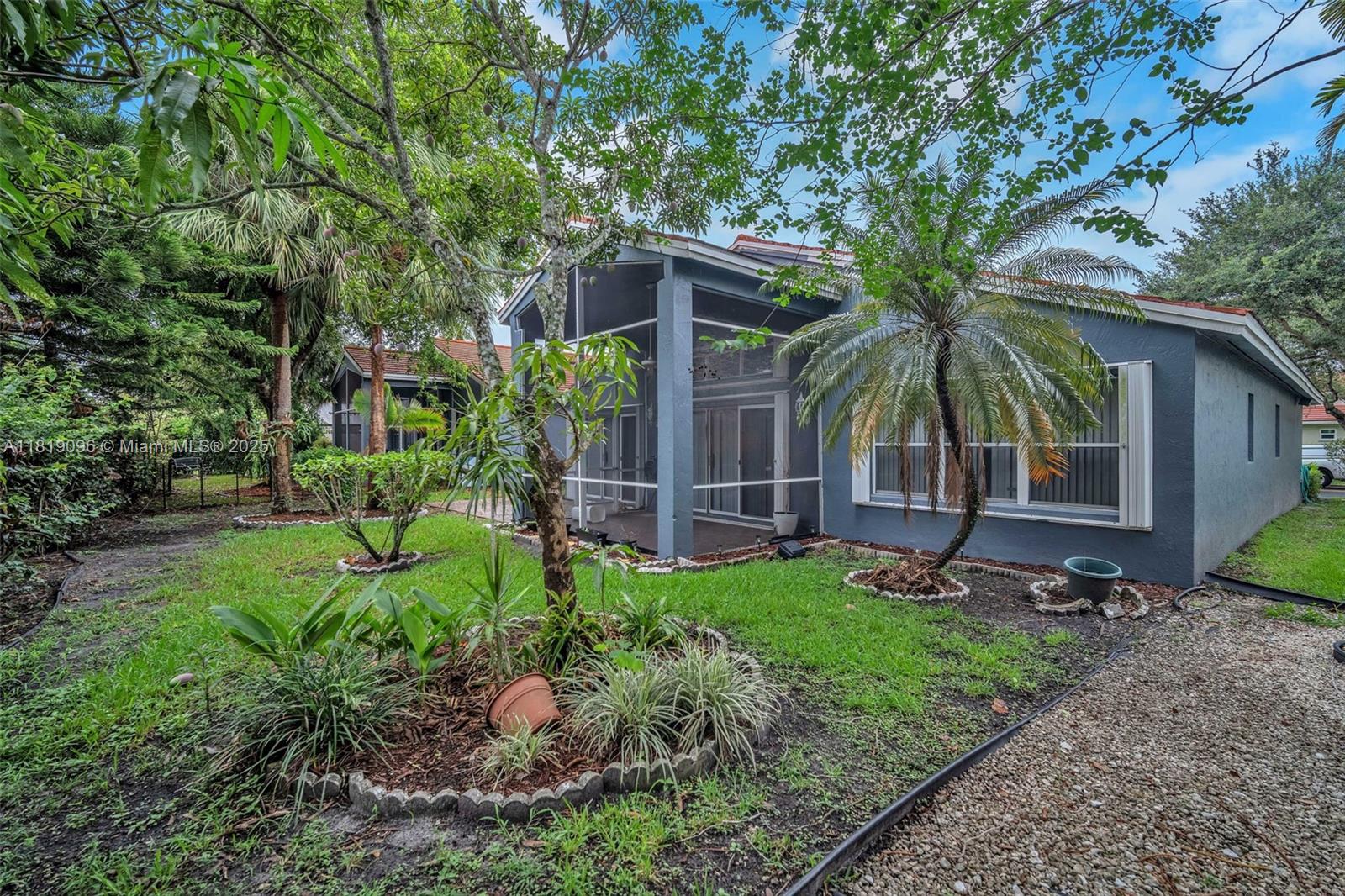 HOLLYWOOD LAKES COUNTRY C - Residential