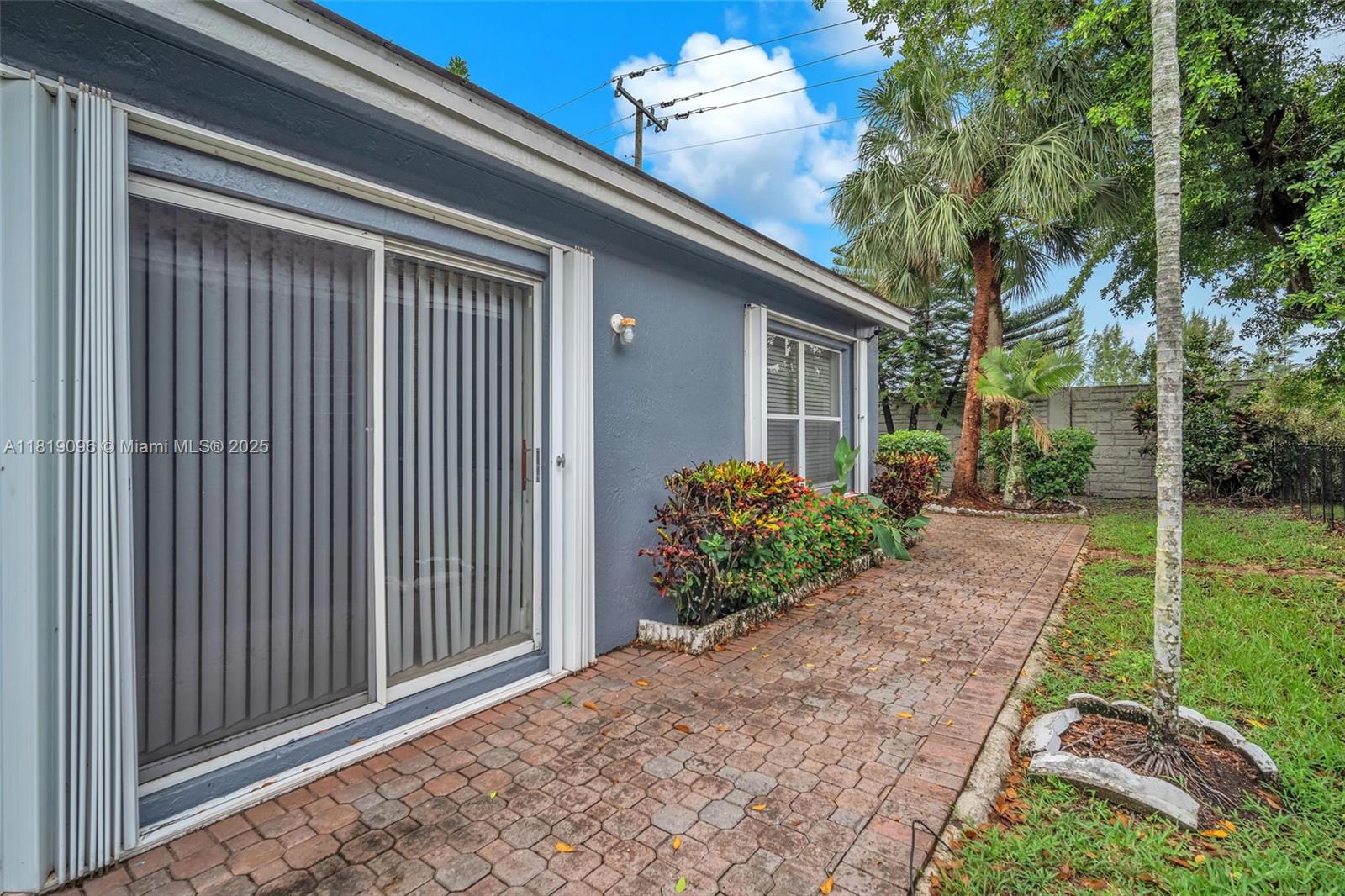 HOLLYWOOD LAKES COUNTRY C - Residential